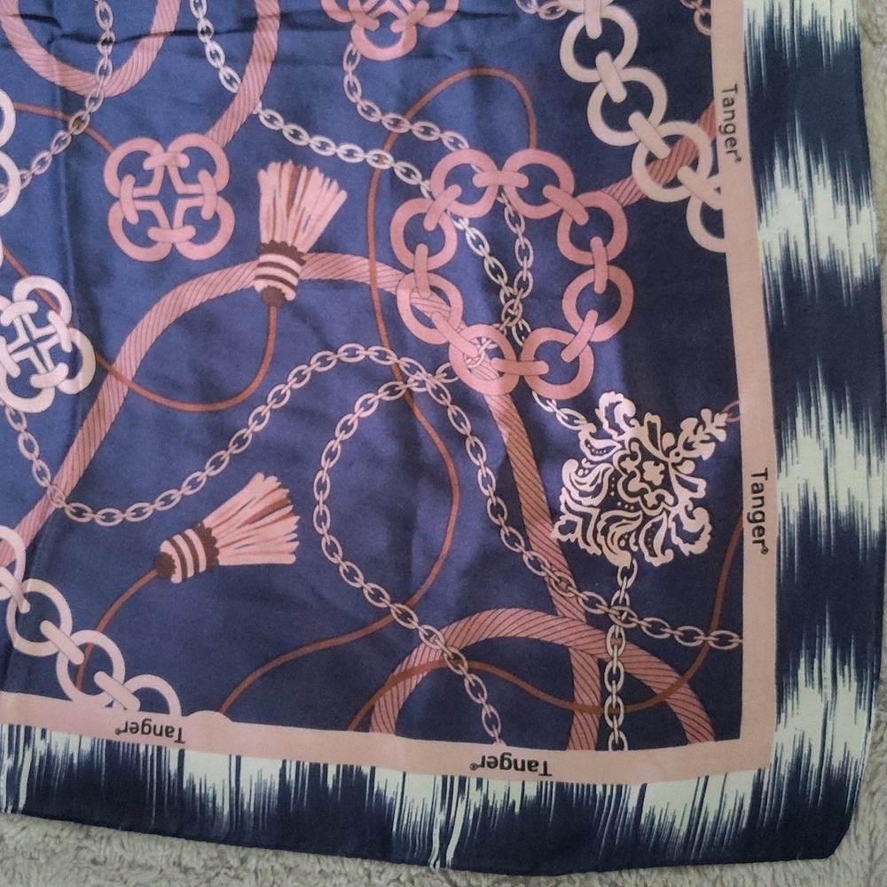 🩷 Tanger Scarf. Navy with Pink Chain and Tassels Pattern. Like New!